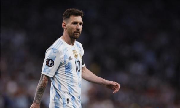 年纪大了但心年轻，穿一件黄黑相间的长衫到单位上班，却遭人诟病